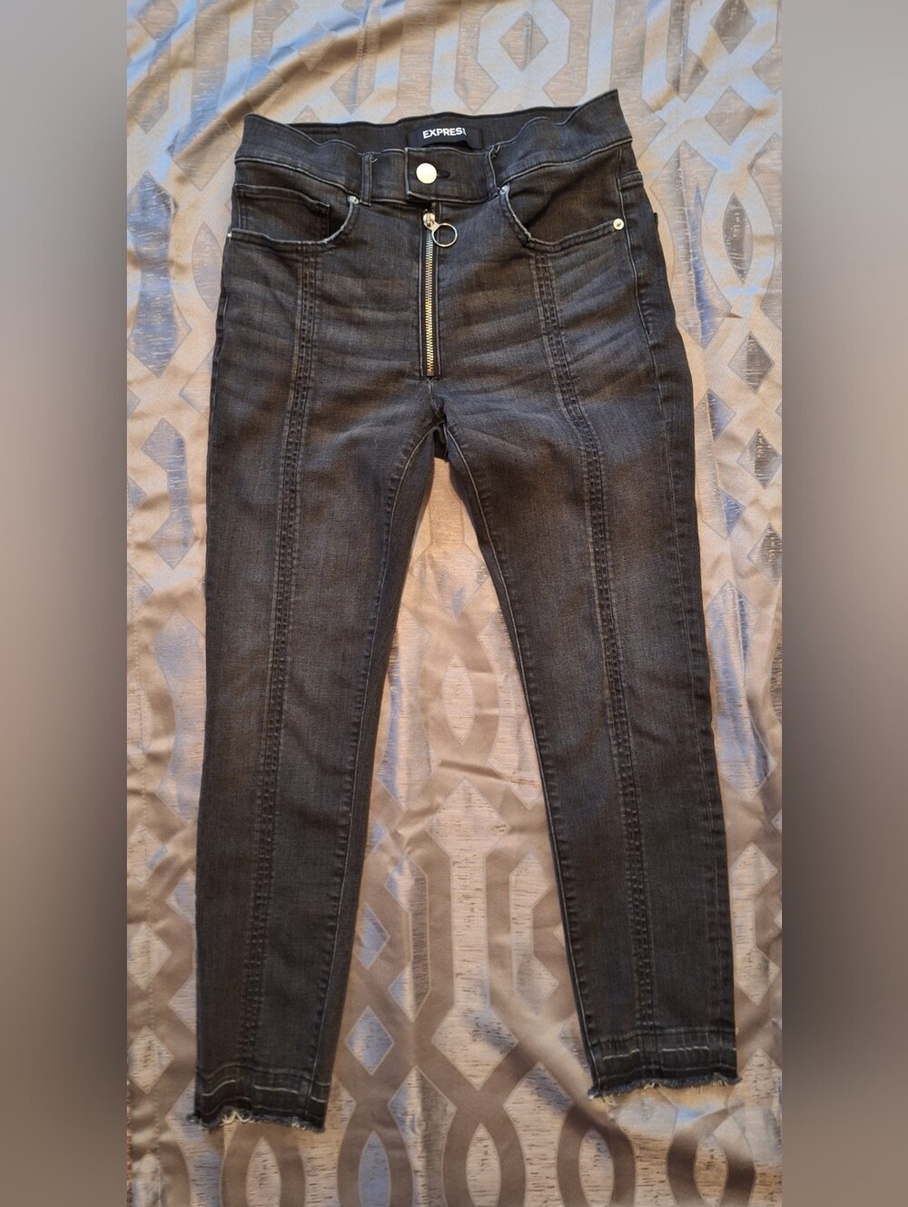 Express Black Skinny Crop Jeans with Front Ring Zip. Sz 10. Super Cute.